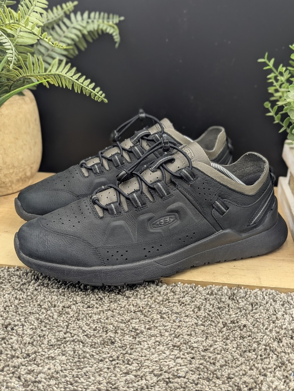 Keen Highland Utility Mens Size 11 Running Walking Hiking Shoes Casual Comfort
